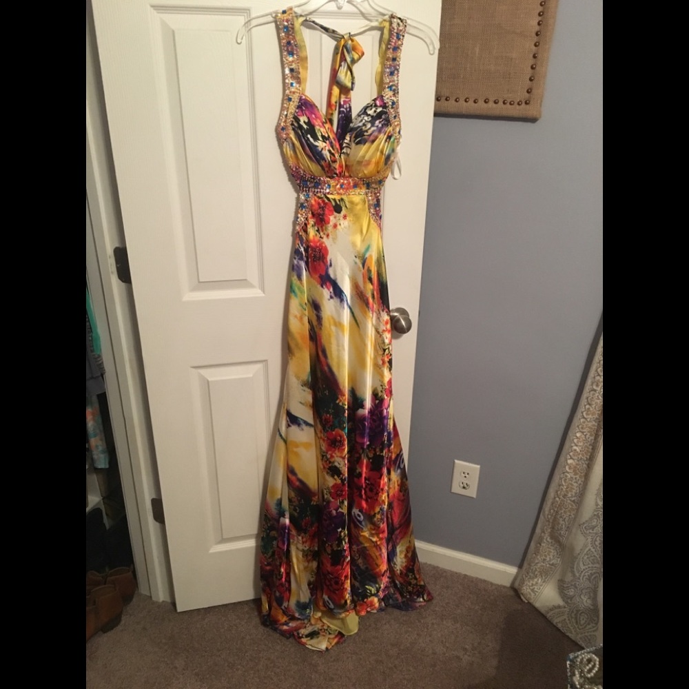 Brand new!! Yellow patterned formal gown